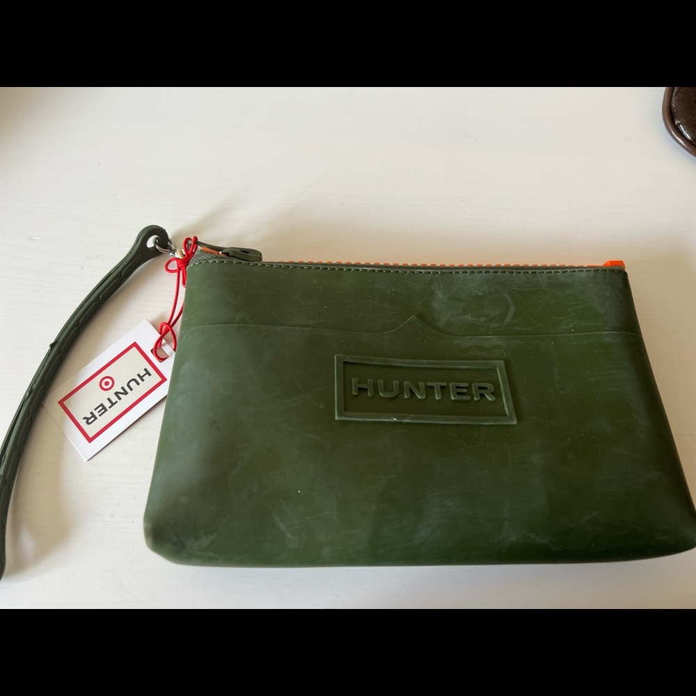 NWT. HUNTER for Target Green Rubber Zipped Wristlet Bag Makeup Pouch Case 8”x5”